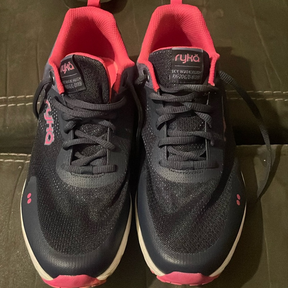 Really nice Ryka Skywalk rush Size 11W women’s tennis shoes.